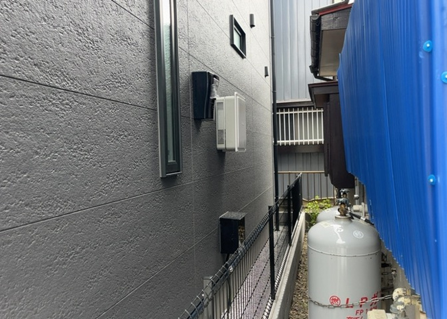 【発電・温水設備】 | 環境にも家計にも優しい太陽光発電システムと高効率な省エネ給湯器を搭載。オール電化住宅のためガス代がかからず、光熱費の削減に貢献します。自家発電により災害時などの停電対策としても心強い設備です。