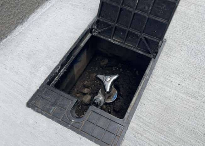 【設備】 | 敷地内には散水や愛車の洗車、お庭のお手入れに大変便利なお散水栓などの屋外用水道設備を完備。日常の屋外作業や掃除が非常にスムーズに行えるため、一戸建てならではの快適さを実感していただけます。