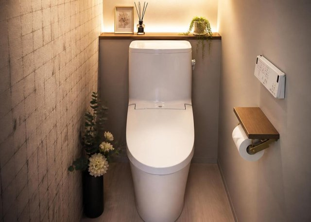 【トイレ】 | 温水洗浄便座を標準装備した清潔感のあるトイレです。本物件は1階と2階の2ヶ所にトイレを設置しているため、朝のラッシュ時や来客時にも安心。毎日使う場所だからこそ快適性と衛生面に配慮された仕様です。