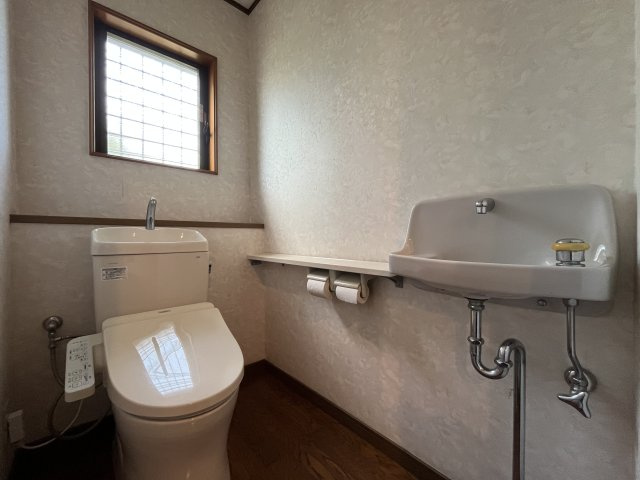 泉佐野市泉ケ丘3丁目　中古戸建のトイレ|【1階トイレ】
節水型でエコなトイレには今では当たり前のウォシュレット付き。