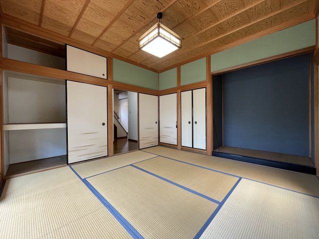 泉佐野市泉ケ丘3丁目　中古戸建の和室|【和室8帖】
お子様の遊び場や玄関に近いため客間としてのご利用も可能です。
庭園を眺められる和室。