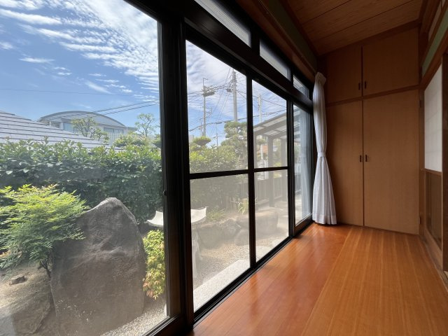 泉佐野市泉ケ丘3丁目　中古戸建の和室|光と風が通り抜けるお家。四季の移ろいを楽しめる暮らしができます。
