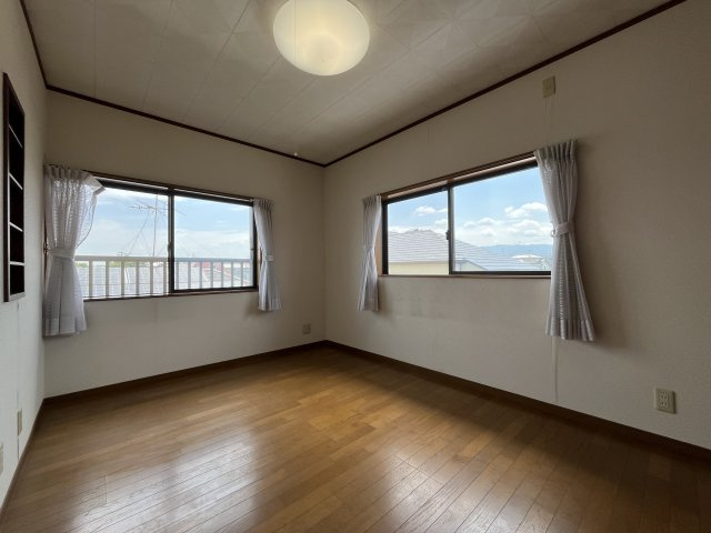 泉佐野市泉ケ丘3丁目　中古戸建の洋室|【洋室6帖】
2面からたっぷりと陽光が注がれる明るい空間。
