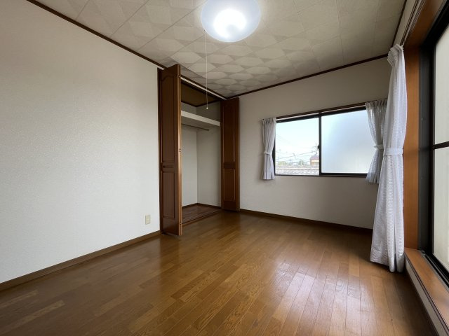 泉佐野市泉ケ丘3丁目　中古戸建の洋室|【洋室6帖】
2面からたっぷりと陽光が注がれる明るい空間。