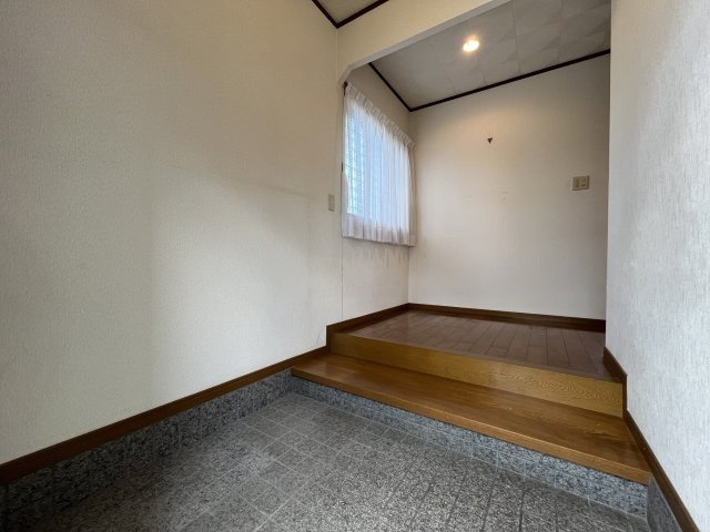 泉佐野市泉ケ丘3丁目　中古戸建の玄関|広々とした玄関にはひざや腰の負担を減らす式台がついております。
気持ちの良い朝は毎日ここからスタート