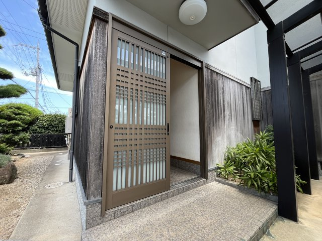 泉佐野市泉ケ丘3丁目　中古戸建の玄関|上質感が漂う和風の玄関。居住者の帰りや訪れる方を優しく迎えます。