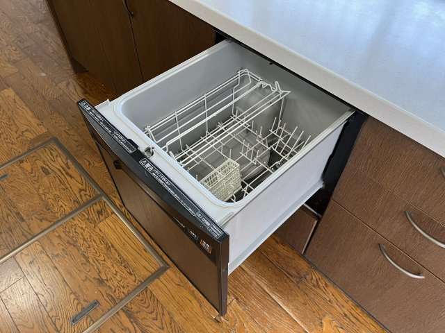 泉佐野市泉ケ丘3丁目　中古戸建のキッチン|食洗機付きのキッチン。
食器洗いの時間を短縮でき手洗いよりも清潔です。