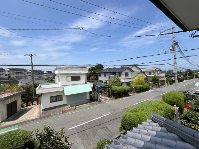泉佐野市泉ケ丘3丁目　中古戸建の展望|西側の眺望です。
高い建物など遮るものがなく通風・採光良好。
前面道路は広く緑の多い住宅街です。
