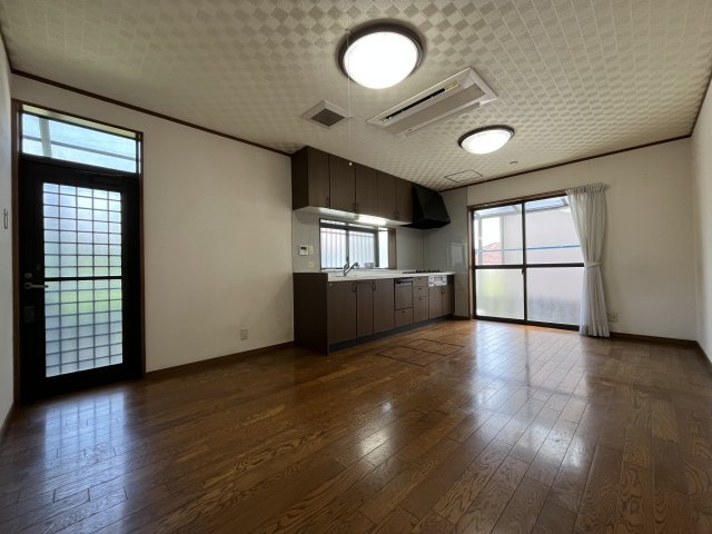 泉佐野市泉ケ丘3丁目　中古戸建の居間・リビング|ご家族みんなで長い時間を過ごす開放感のあるリビング。
落ち着きのあるウッド調のフローリングです。