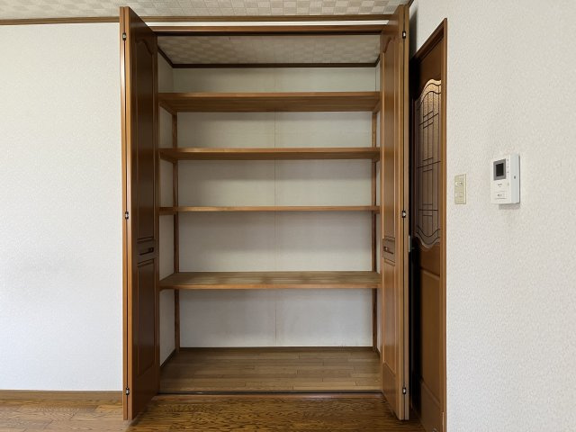 泉佐野市泉ケ丘3丁目　中古戸建の収納|LDKに大きな収納がございます。
日用品や備蓄品など収納力豊富です。