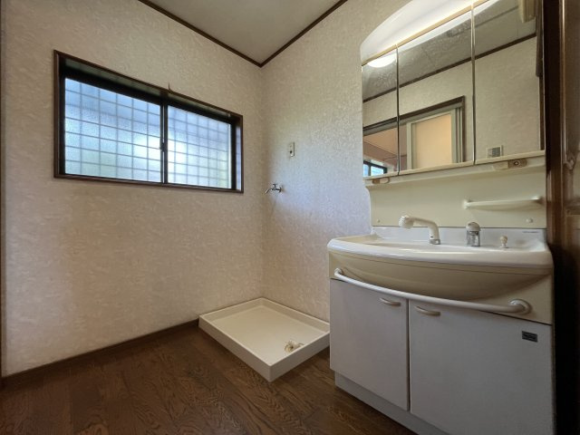 泉佐野市泉ケ丘3丁目　中古戸建の洗面所|ミラーキャビネットになっておりメイク用品や洗顔小物などをスッキリ収納。
窓があることで換気もラクラク