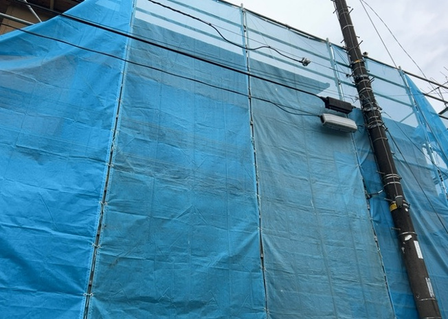 【外観】 | 現在は上棟となっています。現地をご見学に行く際は、道路の幅や周辺の交通量、施設などをご確認頂くことをおすすめします！ある程度イメージをつけたいという場合は、同売主の施工事例や完成パースもお見せします。