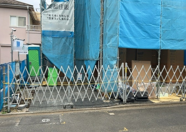 【前面道路含む現地写真】 | 住宅用の土地では前面道路に2m以上接していなければならないと法律で定められています。しかし、お持ちの車のサイズやライフスタイルなどにより、2mでは利便が悪い場合もございますので、事前に確認しましょう。
