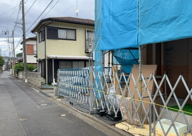 【前面道路含む現地写真】 | お持ちの車種によっては前面道路が広い方が便利でしょう。しかし、前面道路が広ければその分交通量が多くなるため、騒音などが気になる場合があります。実際に現地を見学し、周辺交通量や騒音などを確認しましょう！