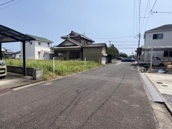 坂ノ市西一丁目　土地の前面道路含む現地写真|前面道路含む現地（2026年7月撮影）