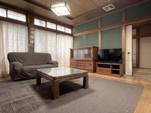 牧2丁目　戸建ての和室|落ち着いた雰囲気の和室です。大きな窓から自然光がしっかりと差し込み明るい空間が広がっています。和テイストの天井や壁の木目が温かみを感じさせます。床の間や押入れもあり機能面も充実しています。