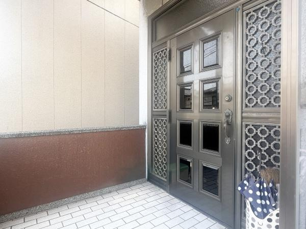 牧2丁目　戸建ての玄関|玄関ドアはデザイン性のあるガラス窓付きタイプです。