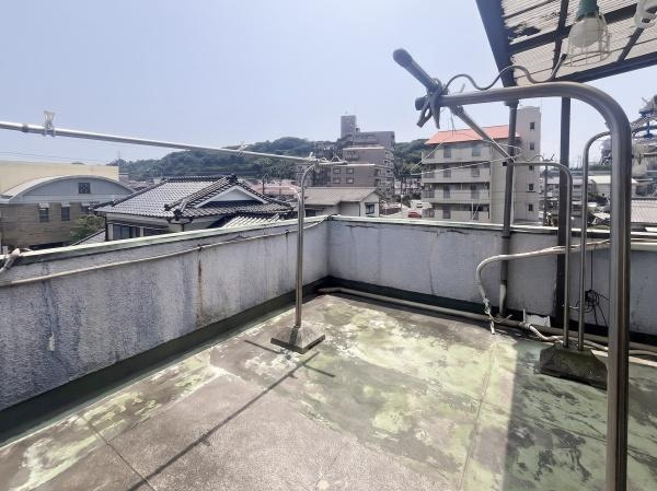 牧2丁目　戸建てのバルコニー|広々としたスペースが確保されたバルコニーです。
陽当たりも良好で開放感を感じられます。高い位置にあるため周囲の景観も楽しめます。