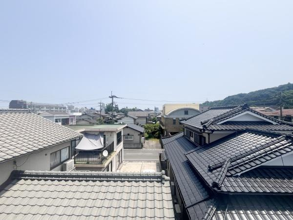 牧2丁目　戸建てのその他|屋根越しに広がる見晴らしが魅力です。周囲には落ち着いた住宅が並び遠くには緑豊かな丘が見えます。空が広く開放感を感じる現地からの眺望となっています。街並みと自然の両方を楽しめる点がポイントです。