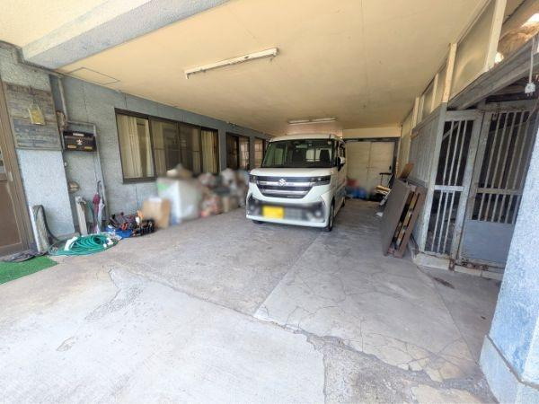 牧2丁目　戸建ての駐車場|屋根付きの駐車場で天候に左右されず車を停めることができます。
出入口が近く利便性も感じられます。照明付きで夜間の作業にも安心です。
