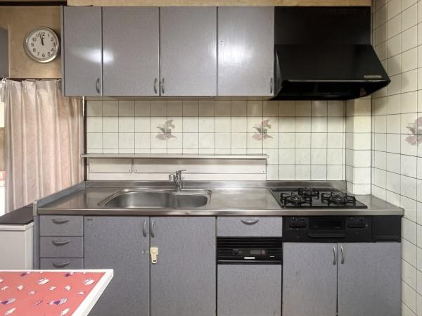 牧2丁目　戸建てのキッチン|グレーを基調としたシンプルなキッチンです。
収納スペースが豊富で整理しやすい設計となっています。