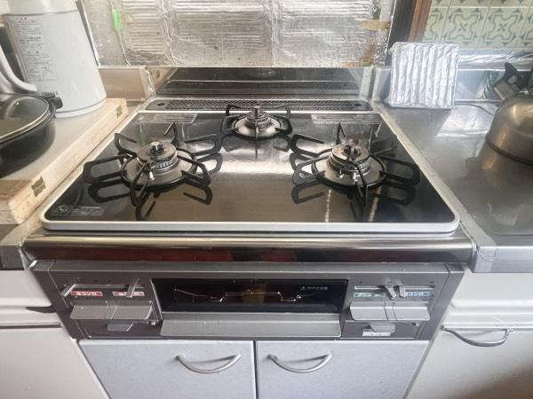 牧2丁目　戸建てのキッチン|3口コンロで調理作業も効率的に。