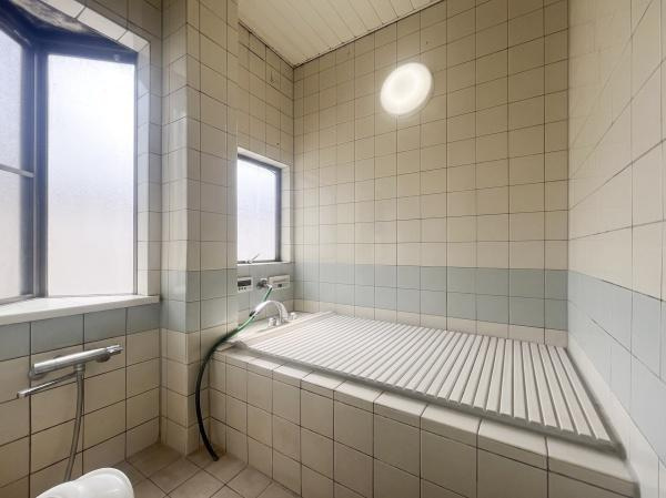 牧2丁目　戸建ての浴室|広々としたバス空間は窓から自然光が入り爽やかな雰囲気が感じられます。
タイル張りの壁と床が清潔感を演出しています。