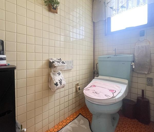 牧2丁目　戸建てのトイレ|窓からやわらかな光が差し込むトイレです。清潔感のあるタイル壁です。