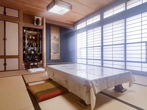 牧2丁目　戸建ての和室|畳や床の間があり落ち着いた雰囲気が感じられます。
伝統的なデザインが魅力的です。