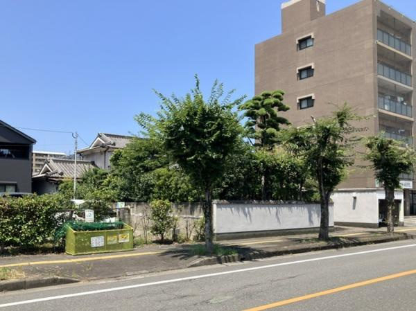 萩原二丁目　土地の前面道路含む現地写真|現地の前面道路は幅員がしっかり確保されており車の出入りもスムーズに行えます。