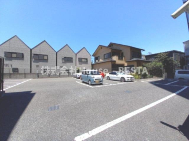 ピアグレース神戸の駐車場