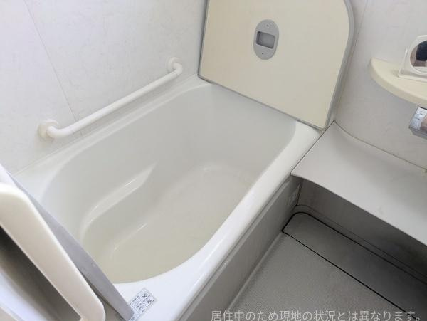 高城台4丁目　中古の浴室|手すりが設置されており使い勝手も良い仕様です。浴槽周りがすっきりしていてお手入れも簡単です。浴室内にスペースがあり快適にご利用いただけます。