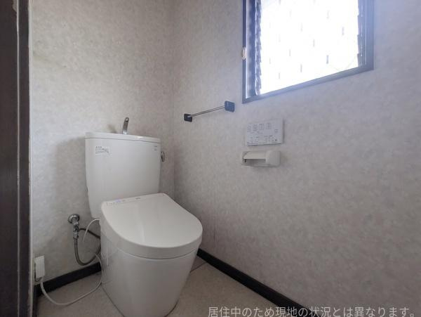 高城台4丁目　中古のトイレ|窓付きで換気しやすいトイレです。温水洗浄便座を備えており快適にご使用いただけます。壁面に手洗い棚やペーパーホルダーが設置されています。現地の状況と異なる場合があります。