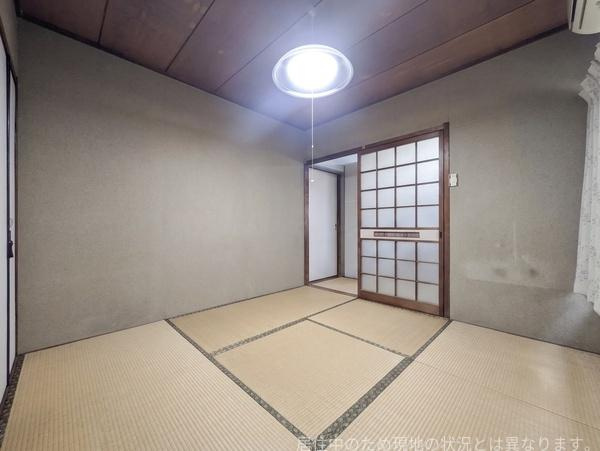高城台4丁目　中古の和室|畳の落ち着いた色合いが印象的な和室です。引き戸と障子の組み合わせが和の雰囲気を際立たせています。天井や照明もシンプルで空間に調和しています。収納スペースも確保されています。