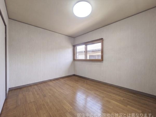 高城台4丁目　中古の洋室|シンプルで使い勝手の良い洋室です。二面採光のため室内が明るく過ごしやすい印象です。木目調のフローリングが落ち着いた雰囲気を演出しています。天井照明も設置済みのためすぐにお使いいただけます。