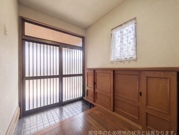 高城台4丁目　中古の玄関|玄関には格子戸が設置されており採光を取り入れつつプライバシーも保たれます。シンプルで落ち着いたデザインの玄関スペースです。小窓からは柔らかな光が射し込み明るさを感じられます。