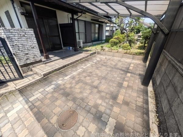 高城台4丁目　中古の駐車場|屋根付きの駐車場で車を雨や日差しから守れます。広々としたスペースで駐車もスムーズです。庭に隣接しているため車からすぐに玄関へアクセスできます。全体的に手入れが行き届いた印象です。