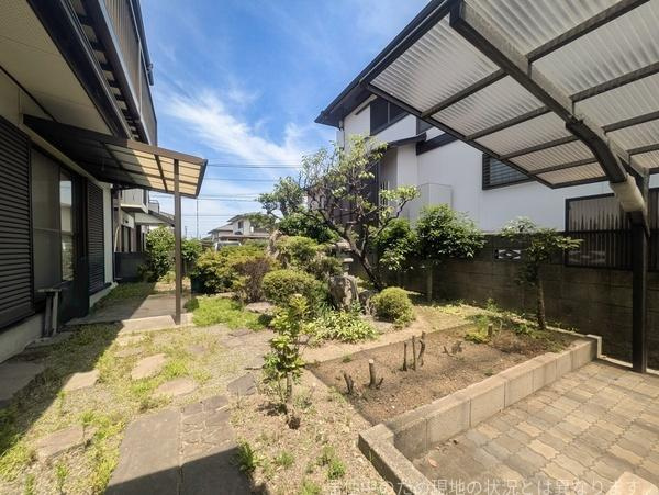 高城台4丁目　中古の庭|開放感のある庭で日当たりの良さが魅力です。ゆったりとしたスペースには多彩な植栽が並び石畳の通路も整っています。駐車スペースに隣接しており使い勝手も良好です。
