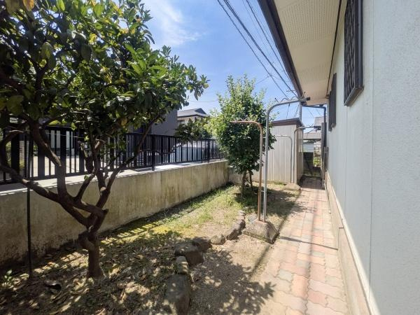 高城台4丁目　中古の庭|日当たりの良い庭で植物の成長が楽しめます。フェンスに囲まれているため安心感があります。家の側面には通路があり利便性も備えています。シンプルで手入れがしやすいスペースです。
