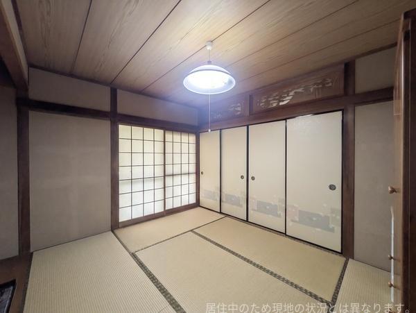高城台4丁目　中古の和室|落ち着きのある和室空間です。畳や障子が印象的な内装となっております。4枚のふすまが使いやすい収納を兼ね備えています。木のぬくもりを感じる天井と梁のデザインが特徴的です。