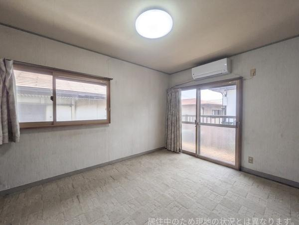 高城台4丁目　中古の洋室|二面採光で室内が明るく感じられます。エアコンが設置されており快適に過ごせます。バルコニーに面した窓があり開放感があります。床や壁などシンプルな内装です。家具のレイアウトがしやすい洋室です。