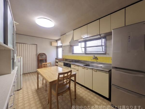 高城台4丁目　中古の居間・リビング|リビングには広めのダイニングスペースが設けられておりテーブルやチェアが設置しやすい配置です。収納が充実しており整理しやすいレイアウトです。