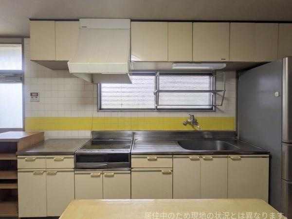 高城台4丁目　中古のキッチン|大きな窓があり明るい雰囲気のキッチンです。収納スペースが豊富に設けられています。作業台が広めに設計され調理がはかどります。シンプルなデザインで清潔感があります。