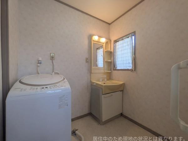 高城台4丁目　中古の独立洗面台|洗面台には収納スペースが備わっており実用性に優れています。洗濯機置き場も確保されているため日々の家事がスムーズに行えます。窓があるため換気がしやすく明るい空間となっています。
