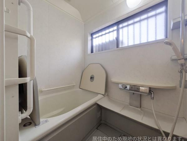 高城台4丁目　中古の浴室|明るい窓が設けられたバスルームです。手すりがあり安心して利用できます。浴槽はゆったりとした設計となっています。収納スペースも備わっています。壁面は清潔感のある色合いです。