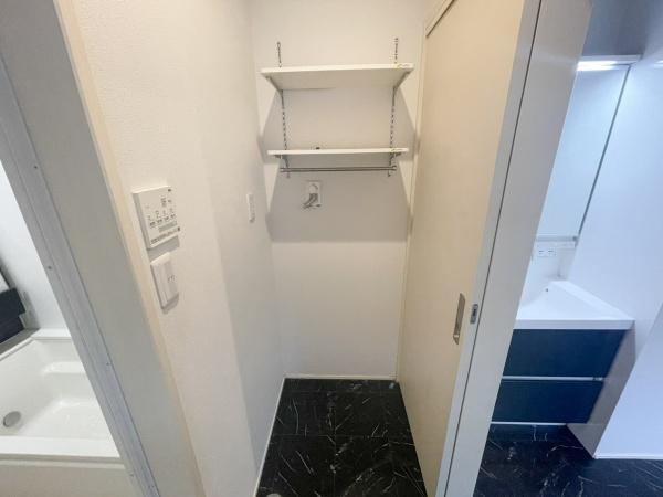 京が丘南4丁目　中古の独立洗面台|洗面所と脱衣室が分かれているので
ご家族が入浴中でも気兼ねなく洗面台を使えます。