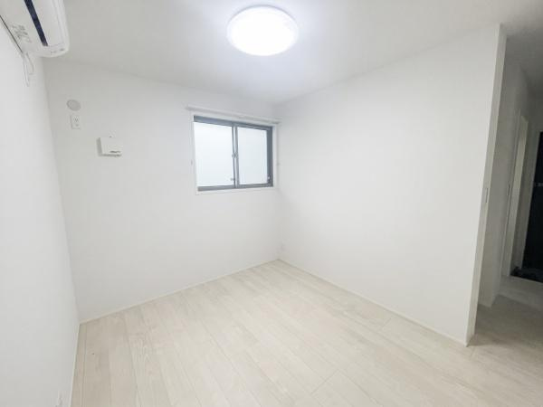 京が丘南4丁目　中古の洋室|シンプルで明るい印象の洋室です。白を基調とした内装が空間を広く見せています。