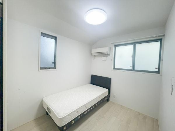 京が丘南4丁目　中古の洋室|シンプルな内装で洋室全体が明るく感じられます。大きな窓があり通風や採光に配慮されています。