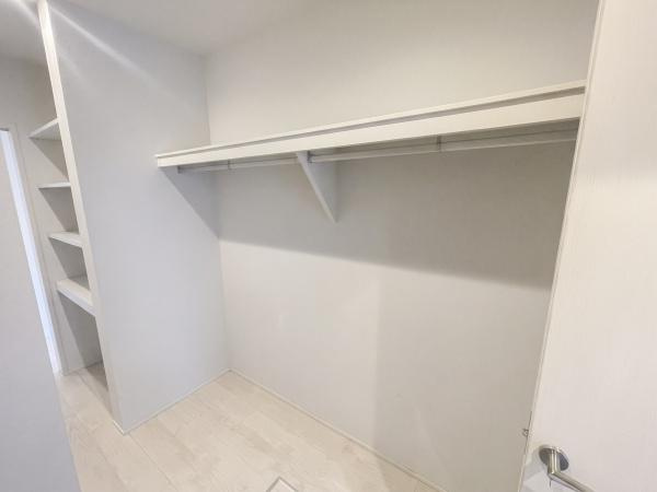 京が丘南4丁目　中古の収納|広々とした収納スペースでお部屋をすっきりと保つことができます。棚が複数あり整理整頓もしやすいです。ハンガーパイプも設置されており衣類をきれいに収納可能です。明るい内装で収納内も見やすい設計です。