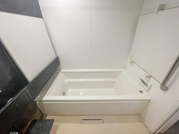 京が丘南4丁目　中古の浴室|浴槽はゆったりとしたスペースとなっています。
足をのばしてゆっくりリラックスできそう。